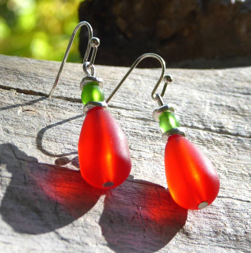 Ohrringe Mit Roten Glastropfen Und Grün-Silbernen Perlen von meersusedesign