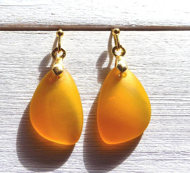 Ohrringe Mit Seeglas in Gelb Und Goldfarbenden Ohrhaken von meersusedesign