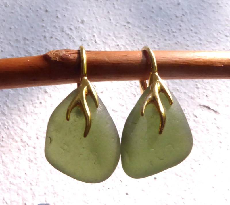 Ohrringe Mit Seeglas in Olivegrün Goldener Fassung von meersusedesign