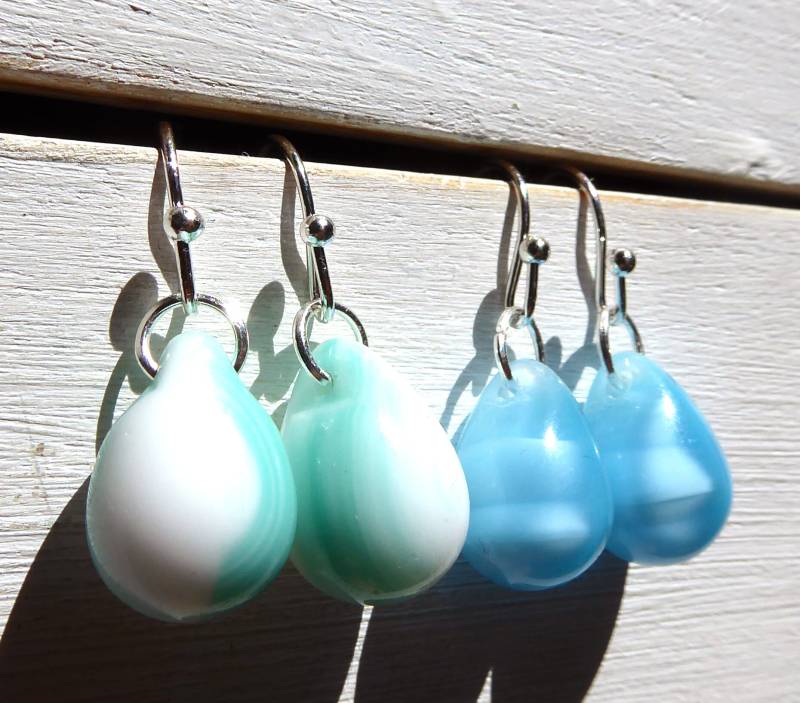Ohrringe Mit Tropfen Aus Glas in Hellblau Oder Weiß-Türkis Und Silberfarbenden Ohrhaken von meersusedesign