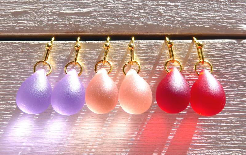 Ohrringe Mit Tropfen Aus Glas in Verschiedenen Farben Und Goldfarbenden Ohrhaken von meersusedesign