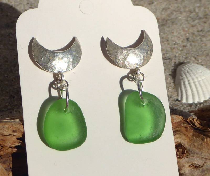 Ohrstecker Mit Grünem Seeglas Und Silbernen Halbmondsteckern Ohrstecker Mit Grünem Seeglas Und Silbernen Halbmondsteckern von meersusedesign