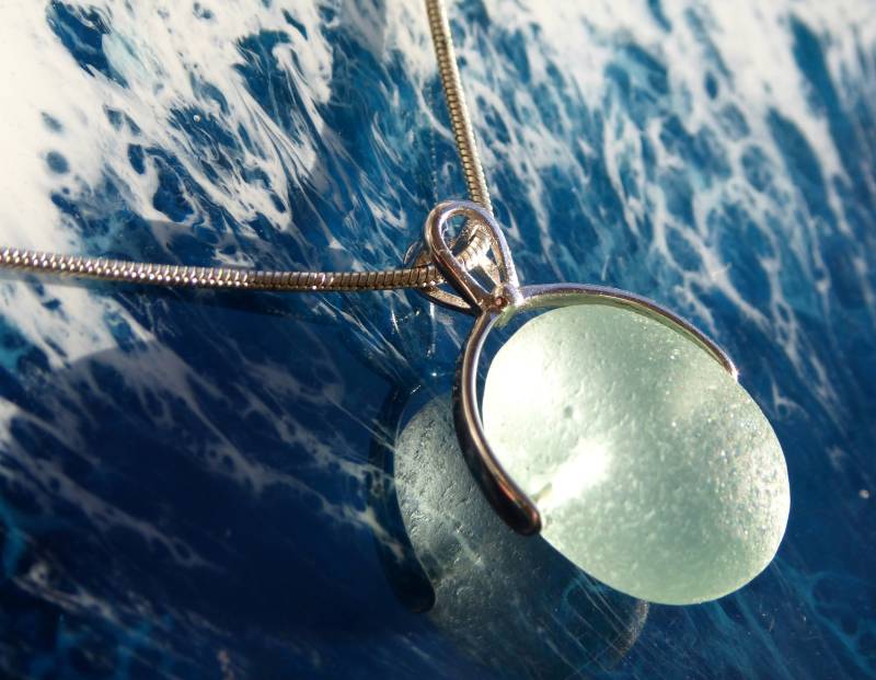 Ovaler Anhänger Aus Helltürkisem Seeglas Und Silberner Schlaufe von meersusedesign