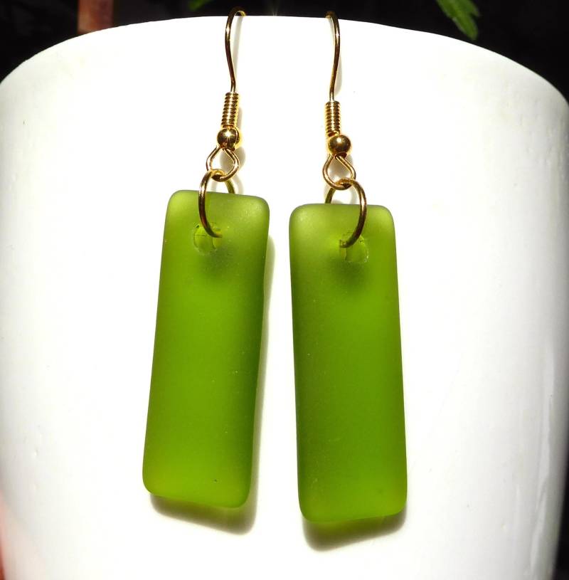 Rechteckige Ohrringe Mit Seeglas in Olivegrün Und Goldfarbenden Ohrhaken Rechteckige Ohrringe Mit Seeglas in Olivegrün Und Goldfarbenden Ohrhaken von meersusedesign