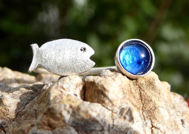 Ring Mit Blauem Glascabochon Und Silberfarbendem Fisch von meersusedesign