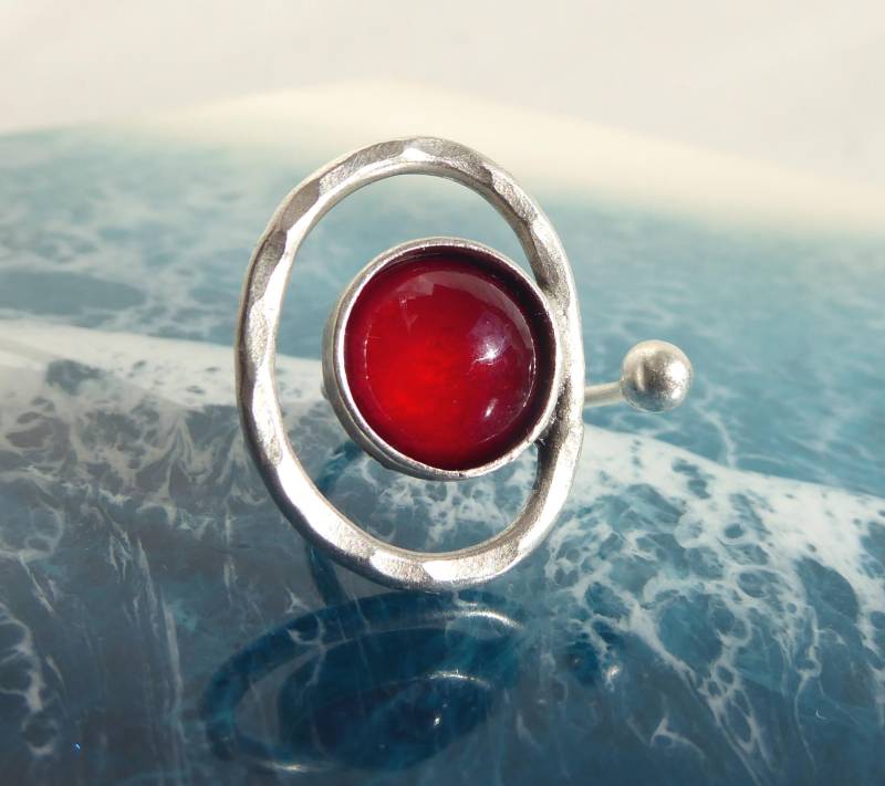 Ring Mit Einem Roten Cabochon Und Kreiselement Sowie Silberfarbender Kugel von meersusedesign