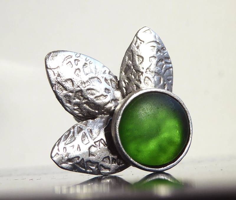 Ring Mit Grünem Seeglas in Blütenform, Silberfarbend , Verstellbar Ring Mit Grünem Seeglas in Blütenform, Silberfarbend , Verstellbar von meersusedesign