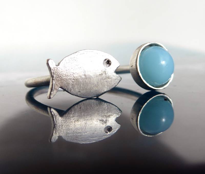 Ring Mit Hellblauer Jade Und Silberfarbendem Fisch von meersusedesign