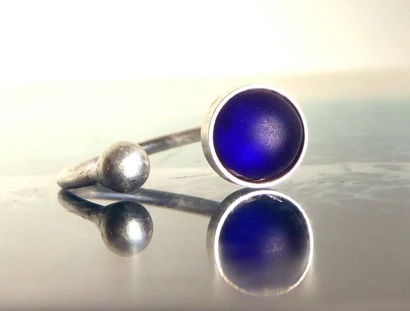 Ring Mit Kobaltblauem Seeglas Und Silberkugel von meersusedesign