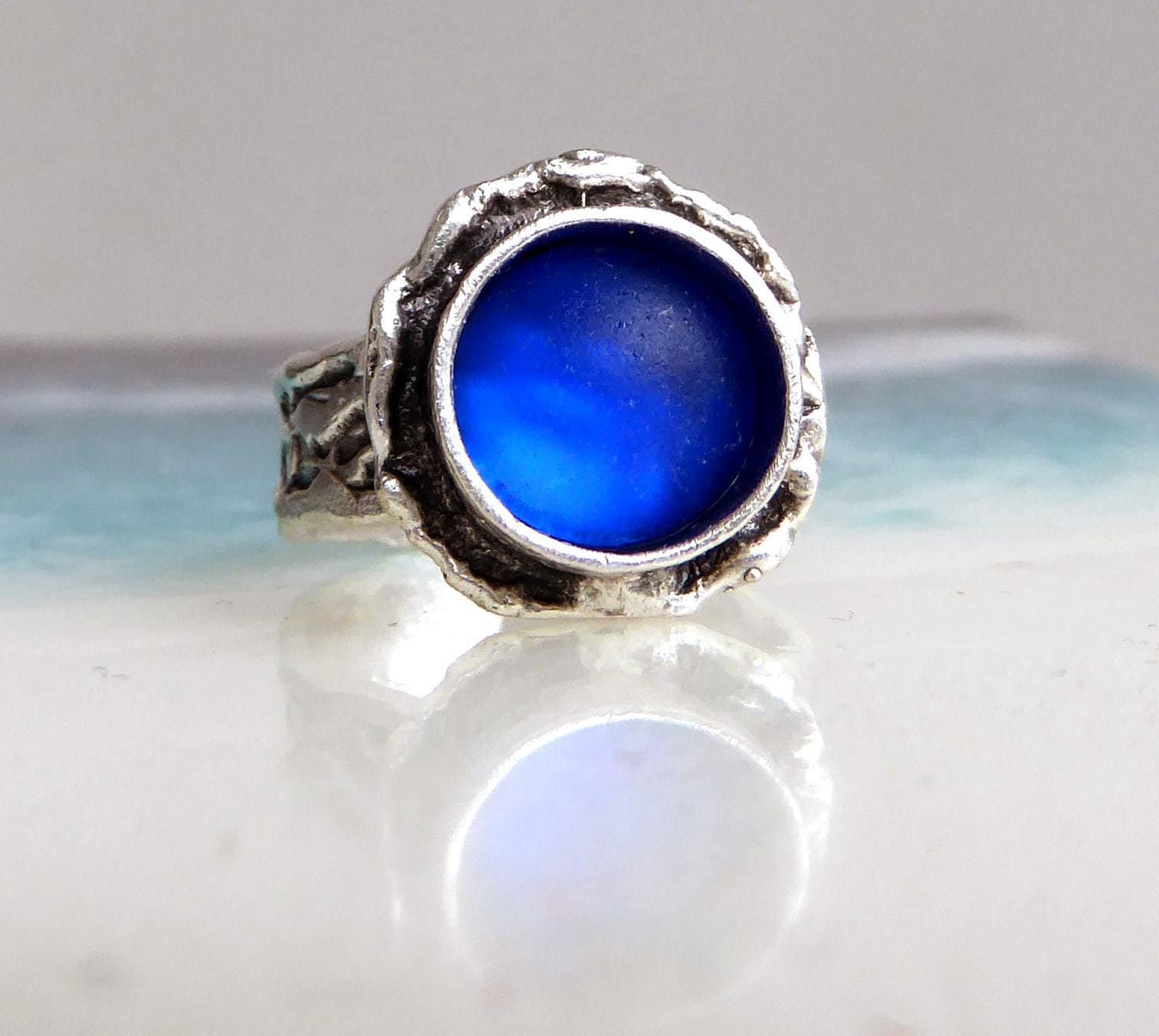 Ring Mit Kobaltblauem Seeglas in Silberfarbender Rosette , Verstellbar von meersusedesign