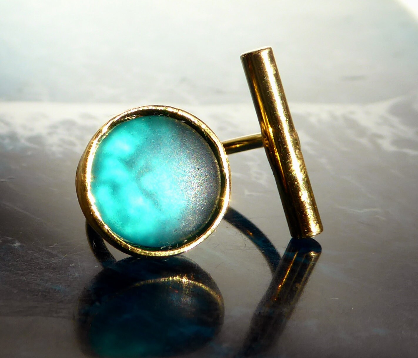 Ring Mit Petrolfarbenem Seeglas Und Goldfarbendem Balken von meersusedesign