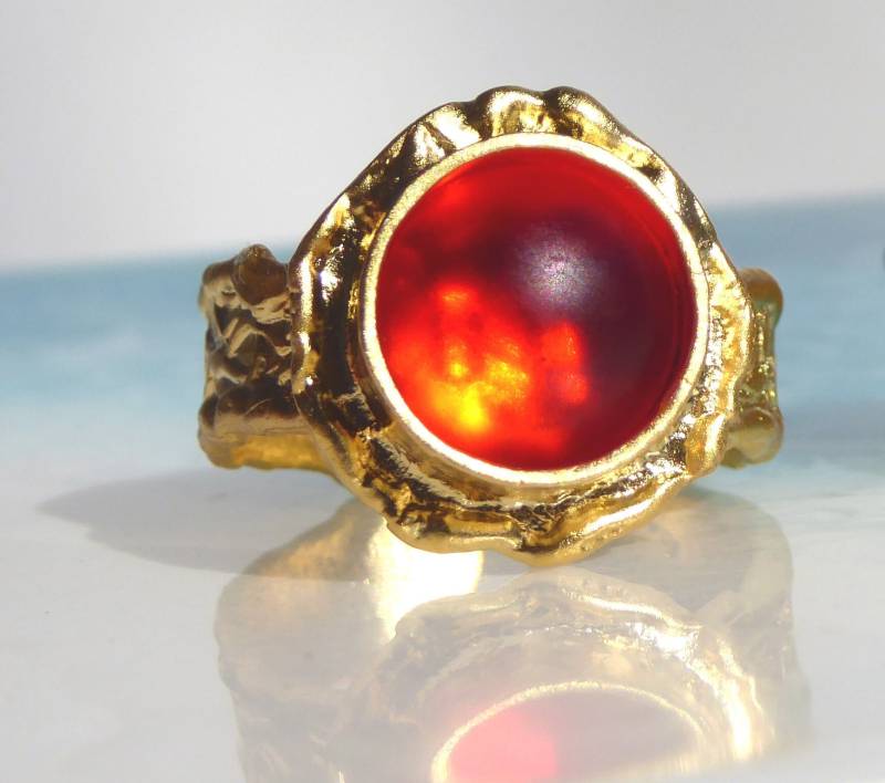 Ring Mit Rotem Glas, Goldfarbende Ausgefallene Ringschiene von meersusedesign