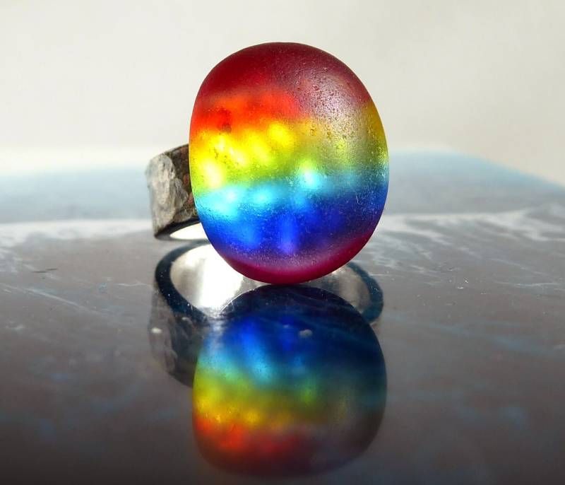 Ring Mit Seeglas in Regenbogenfarben, Silberfarbende Gehämmerte Ringschiene , Verstellbar von meersusedesign