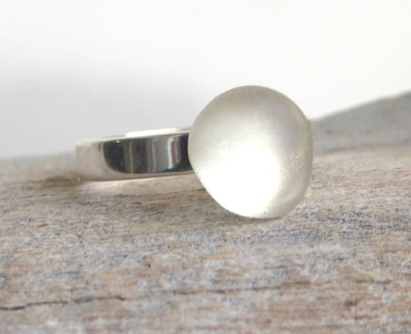 Ring Mit Seeglas in Weiß Oder Grün, Silberfarbend , Verstellbar Ring Mit Seeglas in Weiß Oder Grün, Silberfarbend , Verstellbar von meersusedesign