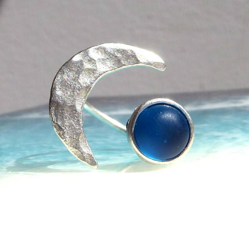 Ring Mit Türkisem Seeglas Und Gehämmertem Halbmond , Silberfarbend Verstellbar von meersusedesign