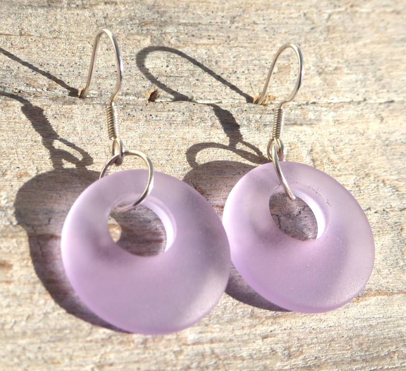 Runde Ohrringe Mit Seeglas in Hellem Violett Und 925-Er Ohrhaken von meersusedesign