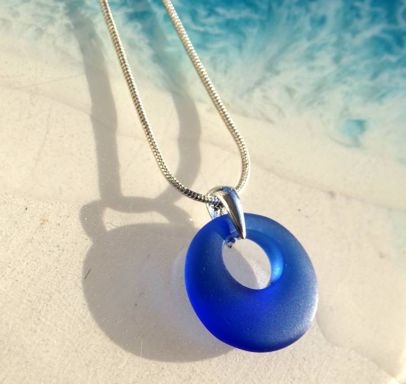 Runder Anhänger Mit Blauem Seeglas Und 925-Er Silberschlaufe von meersusedesign