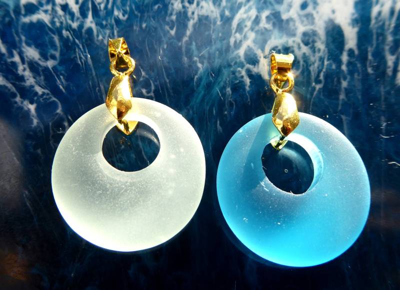 Runder Anhänger Mit Hellem Und Dunkeltürkisen Seeglas Goldfarbener Schlaufe von meersusedesign