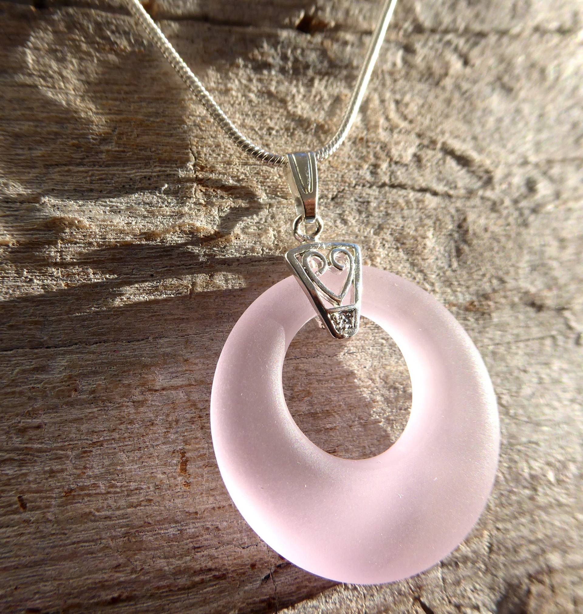 Runder Anhänger Mit Rosafarbenem Seeglas Und Silberfarbener Schlaufe von meersusedesign