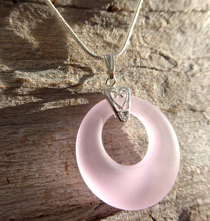 Runder Anhänger Mit Rosafarbenem Seeglas Und Silberfarbener Schlaufe von meersusedesign