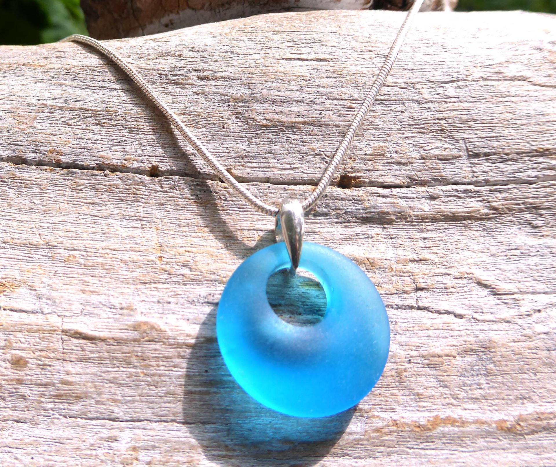 Runder Anhänger Mit Türkisem Seeglas Und 925-Er Silberschlaufe von meersusedesign