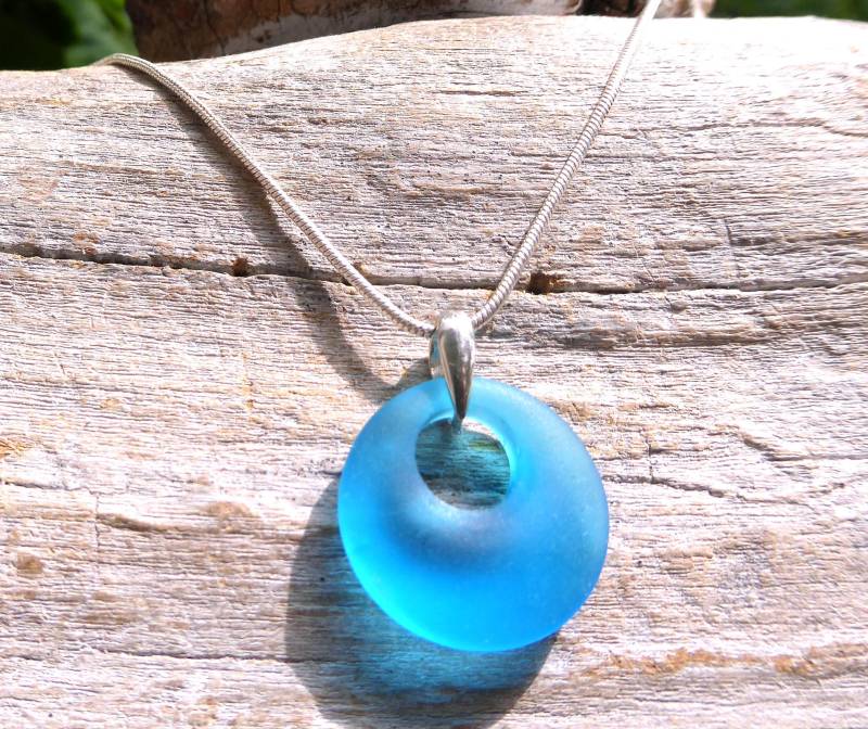 Runder Anhänger Mit Türkisem Seeglas Und 925-Er Silberschlaufe von meersusedesign