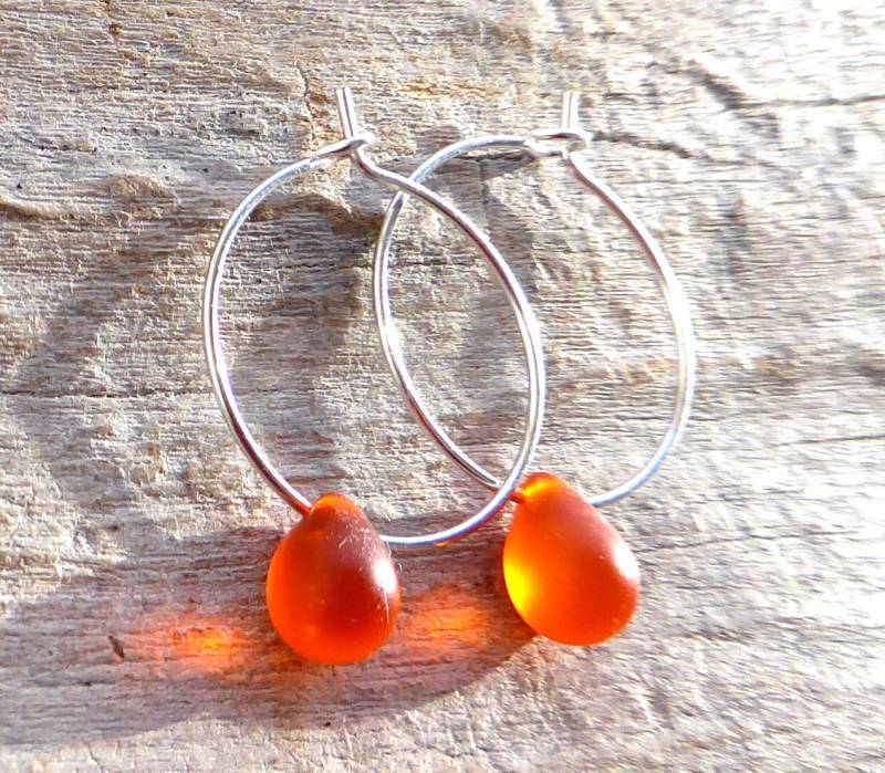 Silberfarbene Creolen Mit Kleinen Glastropfen in Orange Silberfarbene Creolen Mit Kleinen Glastropfen in Orange von meersusedesign