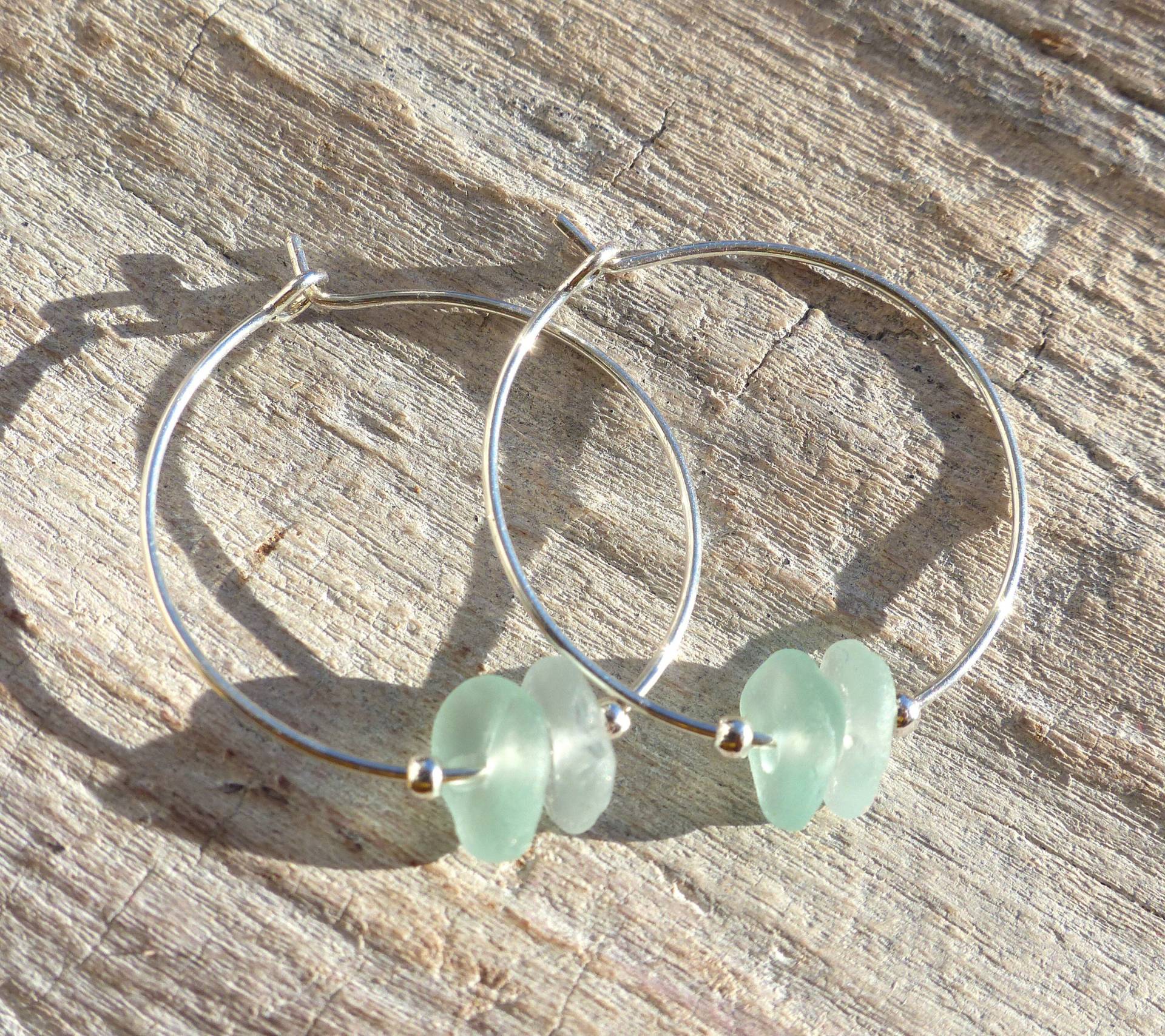 Silberfarbene Ohrringe/Creolen Mit Seeglas | Weiß /Aqua Und Silberfarbenen Perlen Silberfarbene Ohrringe/Creolen Mit Seeglas | Weiß /Aqua Und Silberfarbenen Perlen von meersusedesign