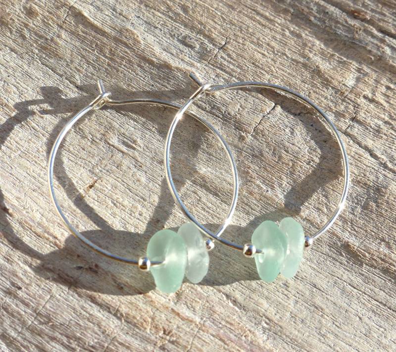 Silberfarbene Ohrringe/Creolen Mit Seeglas | Weiß /Aqua Und Silberfarbenen Perlen Silberfarbene Ohrringe/Creolen Mit Seeglas | Weiß /Aqua Und Silberfarbenen Perlen von meersusedesign