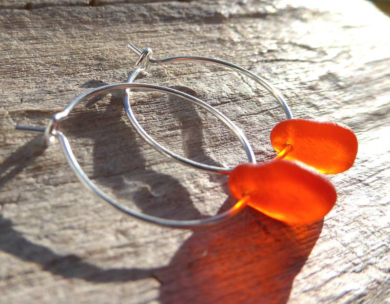 Silberfarbene Ohrringe/Creolen Mit Seeglas in Rotorange Und Silberfarbenen Perlen von meersusedesign