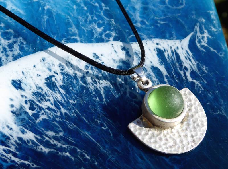 Silberfarbener Anhänger, Gehämmert Mit Seeglas in Hellgrün Silberfarbener Anhänger, Gehämmert Mit Seeglas in Hellgrün von meersusedesign