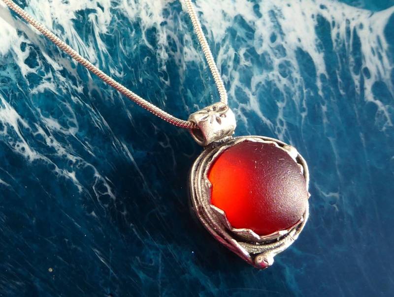 Silberfarbener Anhänger, Mit Seeglas in Rot von meersusedesign
