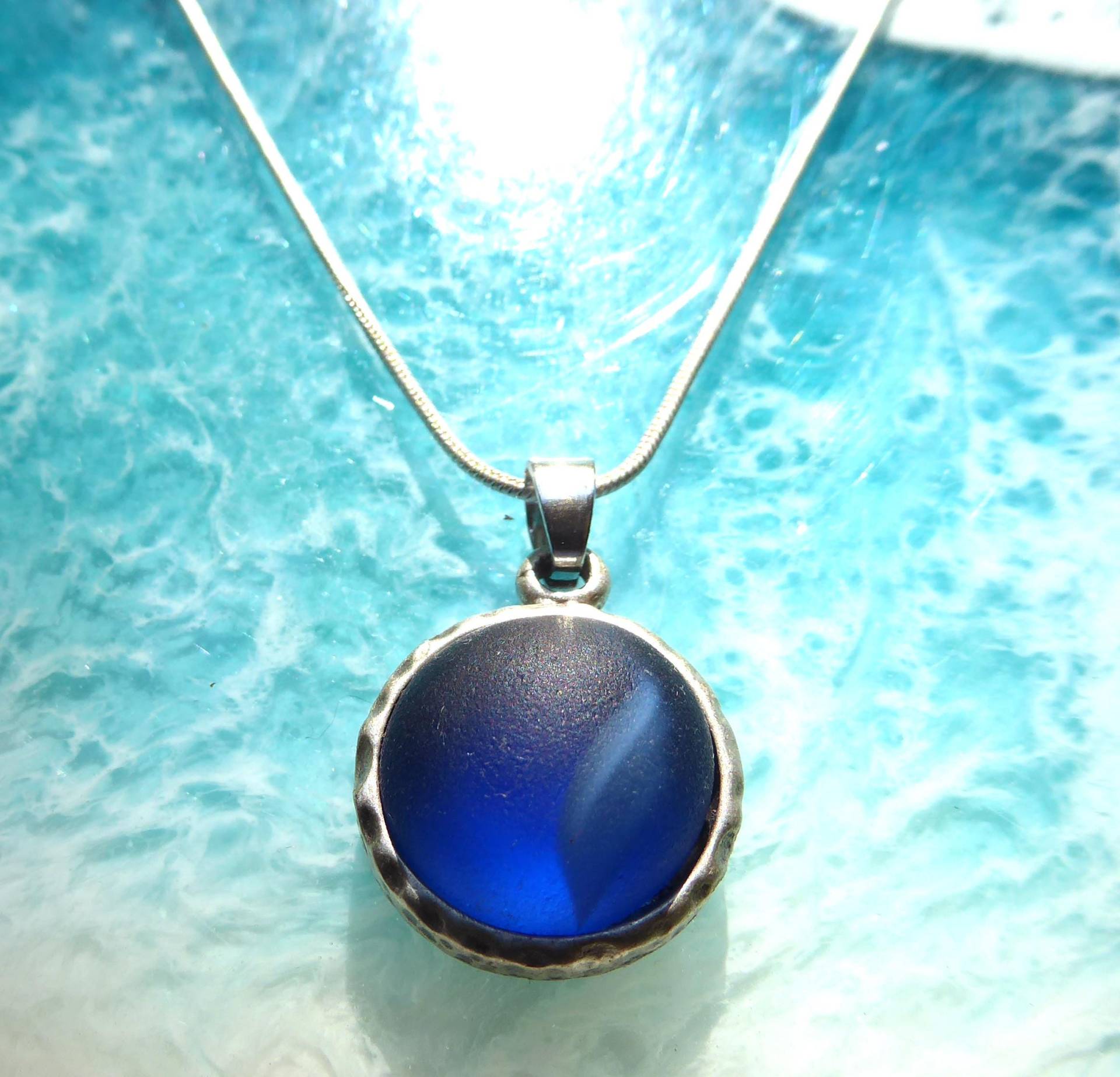Silberfarbener Anhänger Mit Blauer Seeglashalbkugel Weißen Einschlüssen von meersusedesign