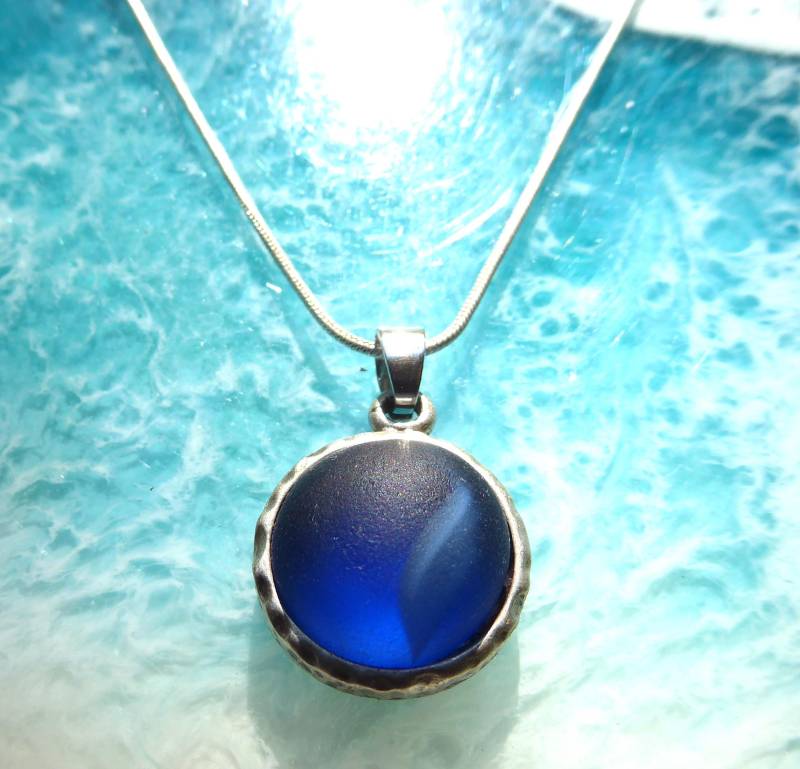 Silberfarbener Anhänger Mit Blauer Seeglashalbkugel Weißen Einschlüssen von meersusedesign