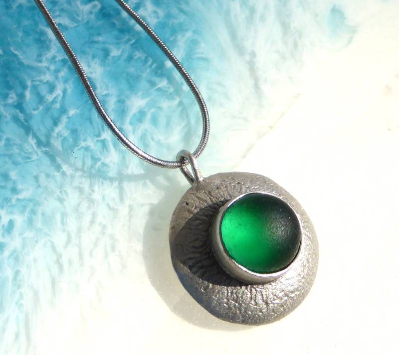 Silberfarbener Anhänger Mit Grünem Seeglas von meersusedesign