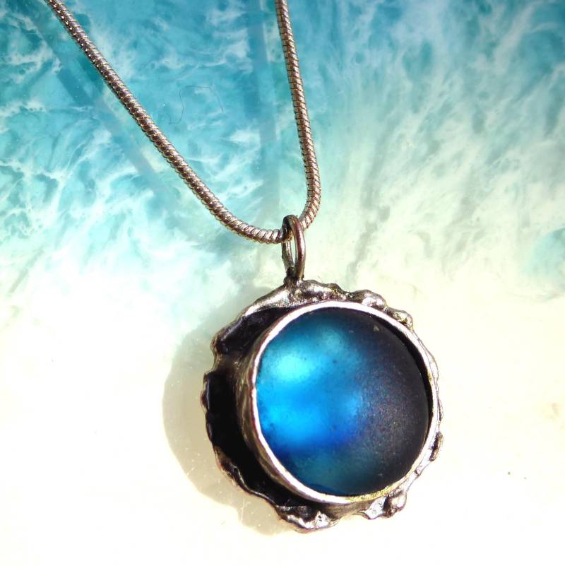 Silberfarbener Anhänger Mit Seeglas in Helltürkis-Blauem Farbverlauf Silberfarbener Anhänger Mit Seeglas in Helltürkis-Blauem Farbverlauf von meersusedesign