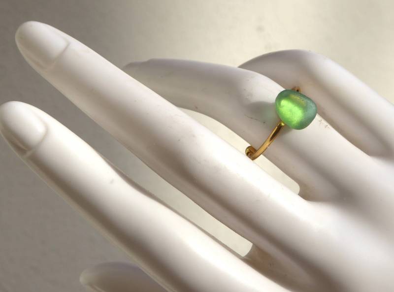 Verstellbarer Vergoldeter Ring Mit Seeglas in Grünpetrol Verstellbarer Vergoldeter Ring Mit Seeglas in Grünpetrol von meersusedesign