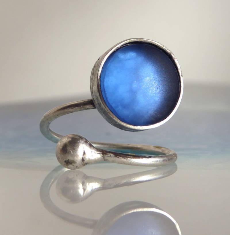 Wickelring Mit Blauem Seeglas Und Silberfarbender Kugel von meersusedesign