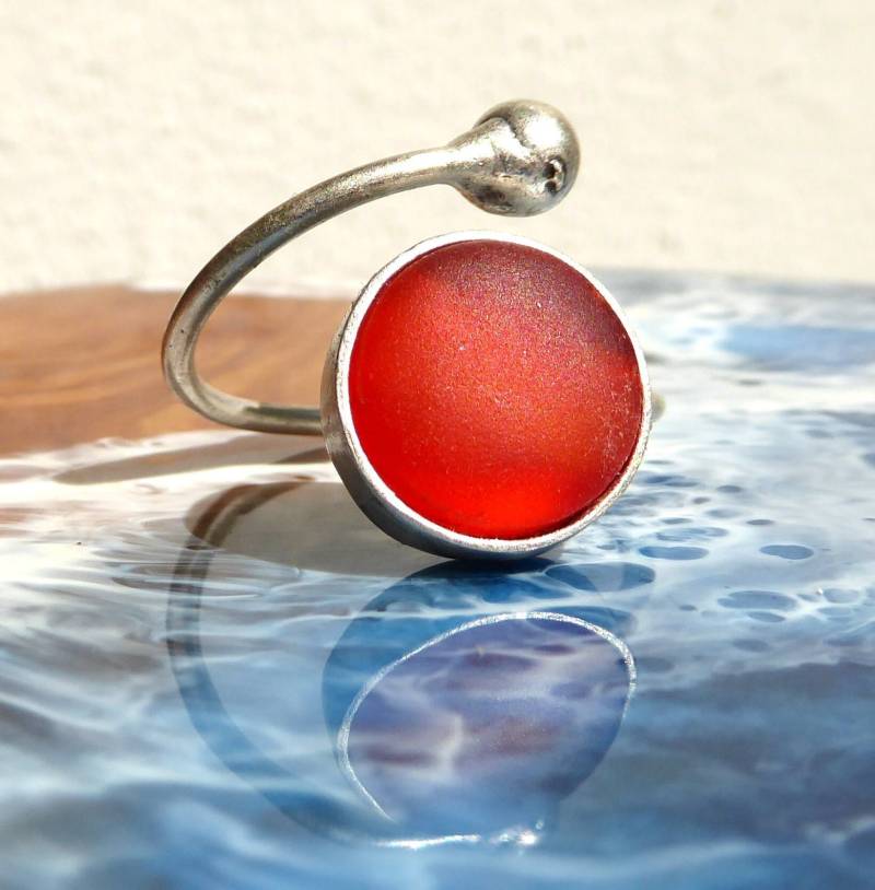 Wickelring Mit Rot-Orangenem Seeglas Und Silberfarbender Kugel von meersusedesign