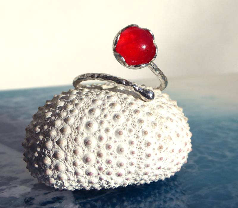 Zarter Ring Mit Besonderer Fassung Und Hellroter Jade , in 925-Er Silber Verstellbar von meersusedesign
