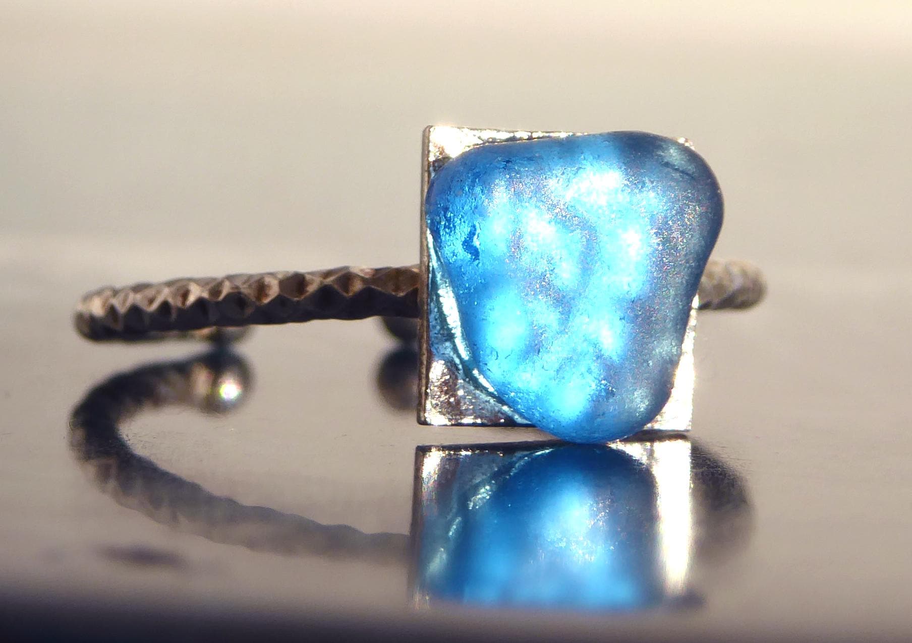 Zarter Ring Mit Blauem Seeglas Einer Besonderen Ringschiene in 925-Er Silber , Verstellbar von meersusedesign