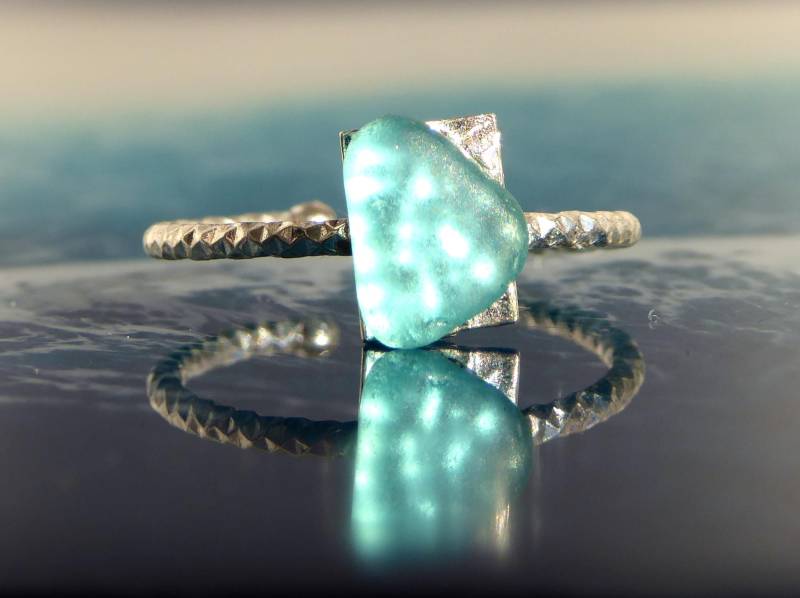 Zarter Ring Mit Helltürkisem Seeglas Einer Besonderen Ringschiene in 925-Er Silber , Verstellbar von meersusedesign