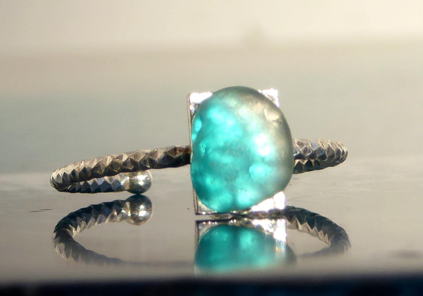 Zarter Ring Mit Zweifarbigem Seeglas Und Einer Besonderen Ringschiene in 925-Er Silber , Verstellbar von meersusedesign