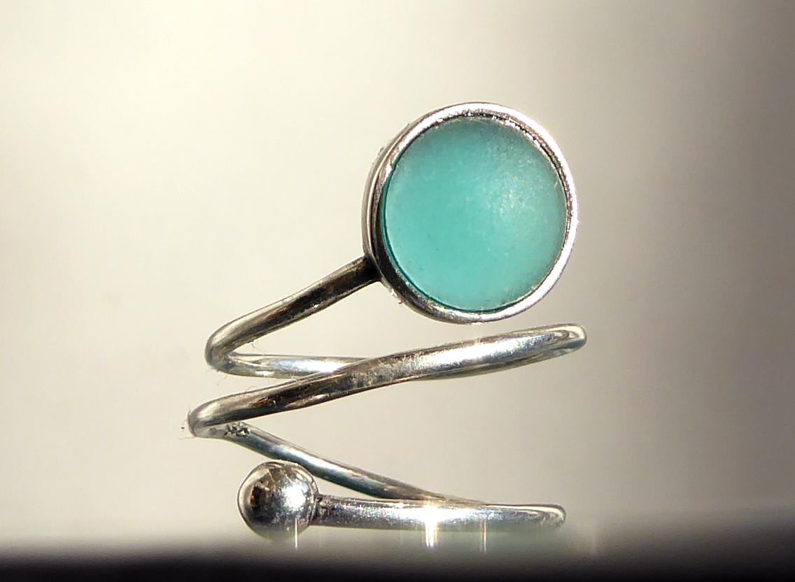 Zarter Wickelring Mit Hellem Türkisen Seeglas in 925-Er Silber von meersusedesign