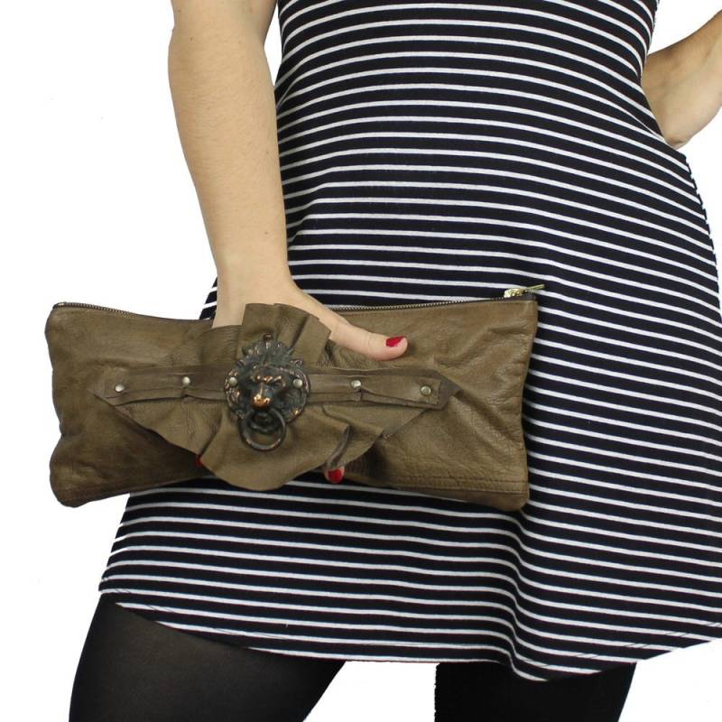 Beunruhigt Braun Leder Clutch Geldbörse Handschlaufe/Handgelenk Aus Recyceltem Löwenkopf Nachhaltige Handgemachte Tasche von meganleone