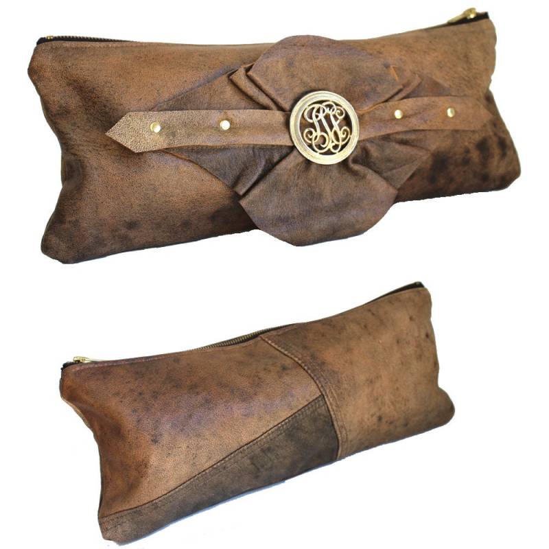 Distressed Braunem Leder Und Scroll-Handgelenk-Clutch von meganleone