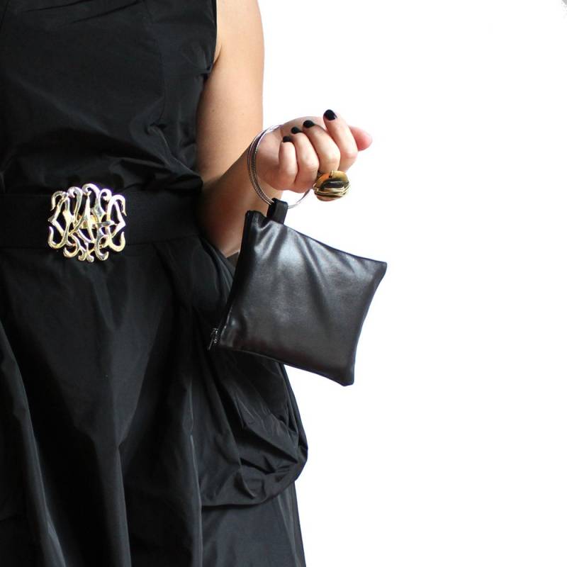 Kleines Schwarzes Armband Upcycling Geldbörse Mit Silbernen Armreifen von meganleone