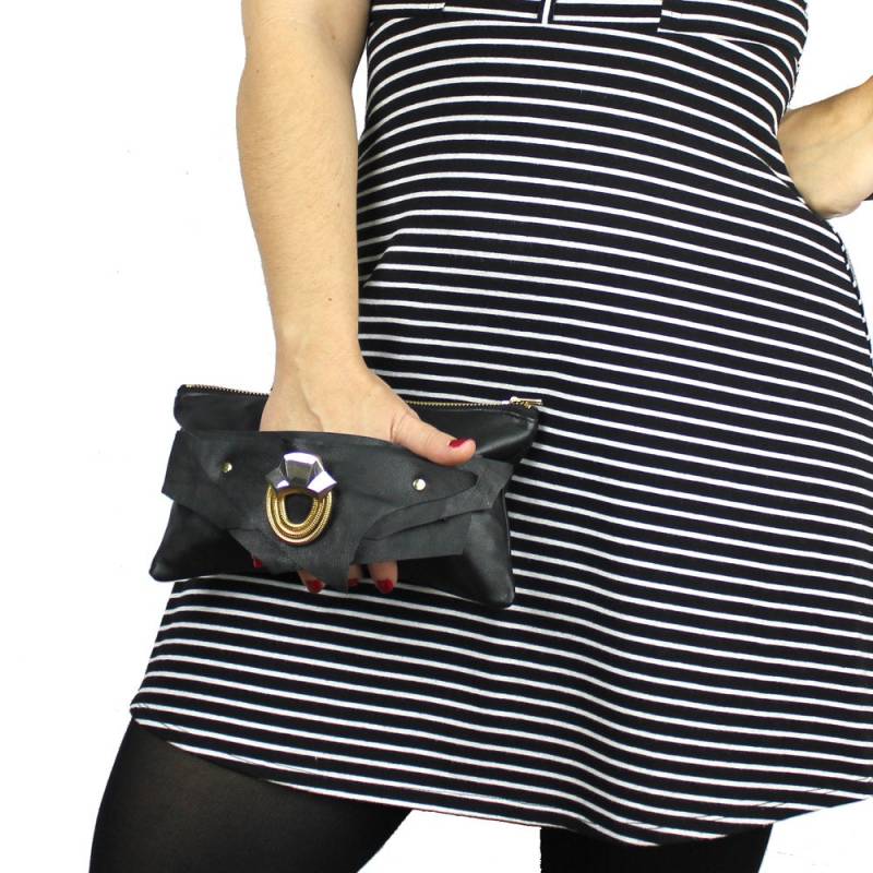 Schwarze Leder Clutch Mit Art Deco Vintage Brosche/Upcycling & Futter Unikat Handgefertigt Vom Designer von meganleone