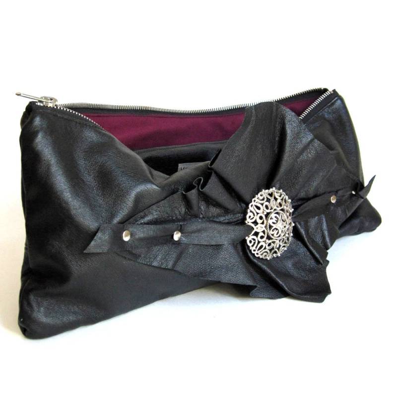 Schwarzes Leder Große Handgelenk Kupplung Mit Silber Medaillon/Ooak Statement Clutch Geldbörse Handband Boho Eco Schwarz von meganleone