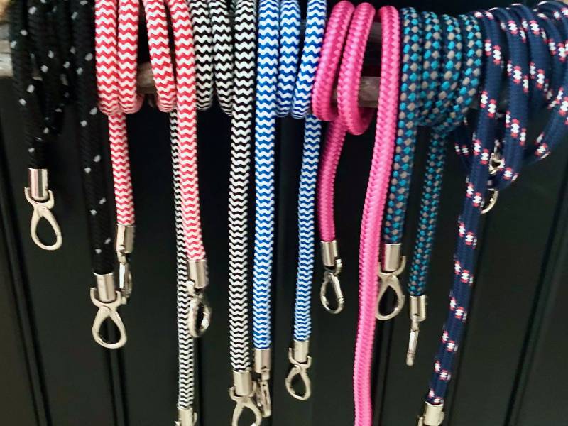 Kurze Und Lange Taschengurte Aus Segelseil Ein Bunter Farbmix Für Handtaschen Mit Silberfarbenen Karabinern von meiTaschi